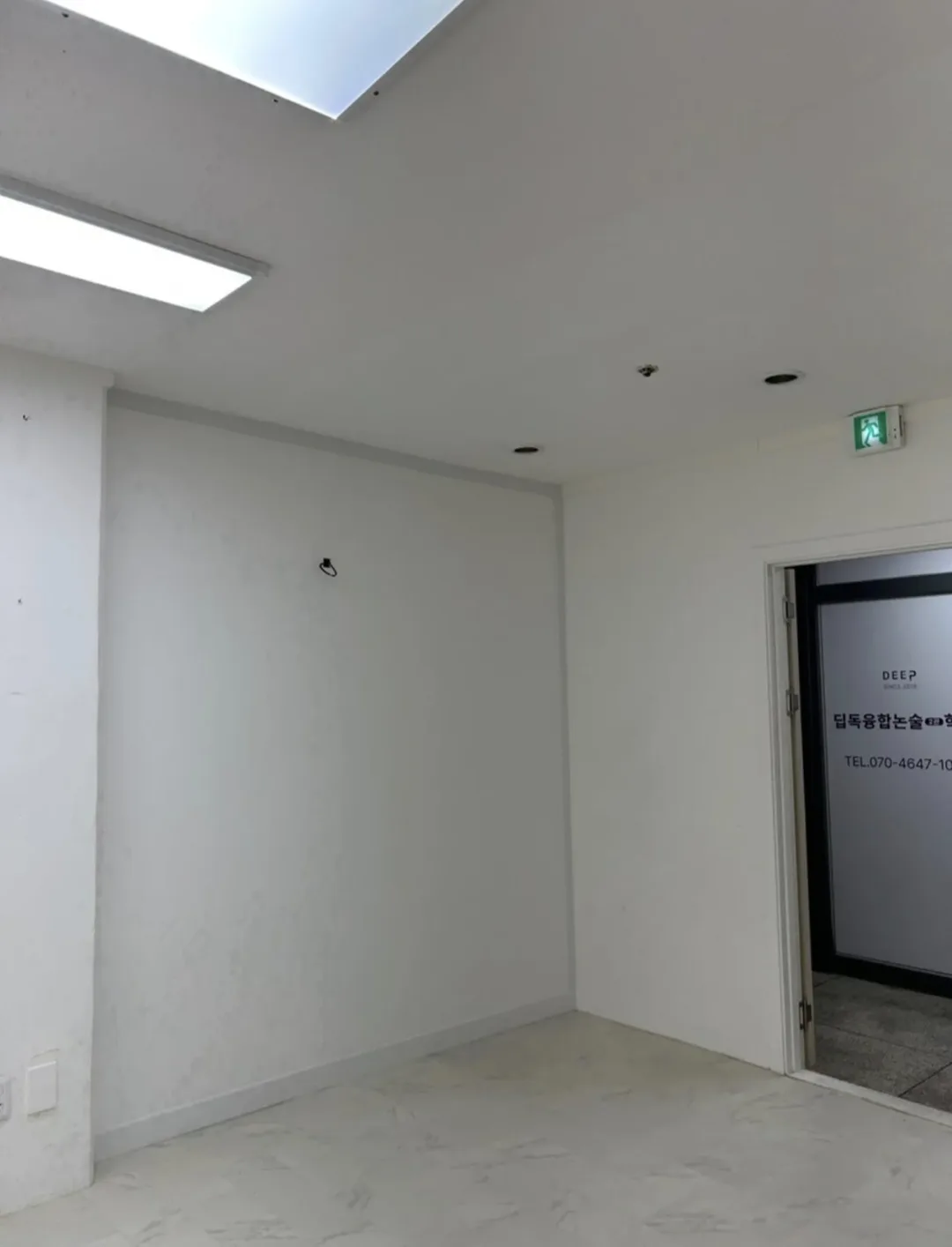 깔끔하게 마감된 상업공간 벽면과 조명