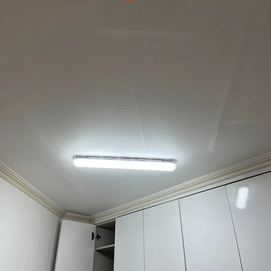 조명까지 새로 마감된 옷장 내부 천장
