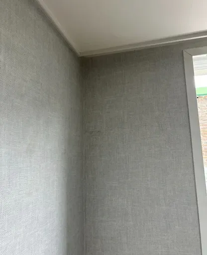 구멍을 메우고 정리한 같은 벽면