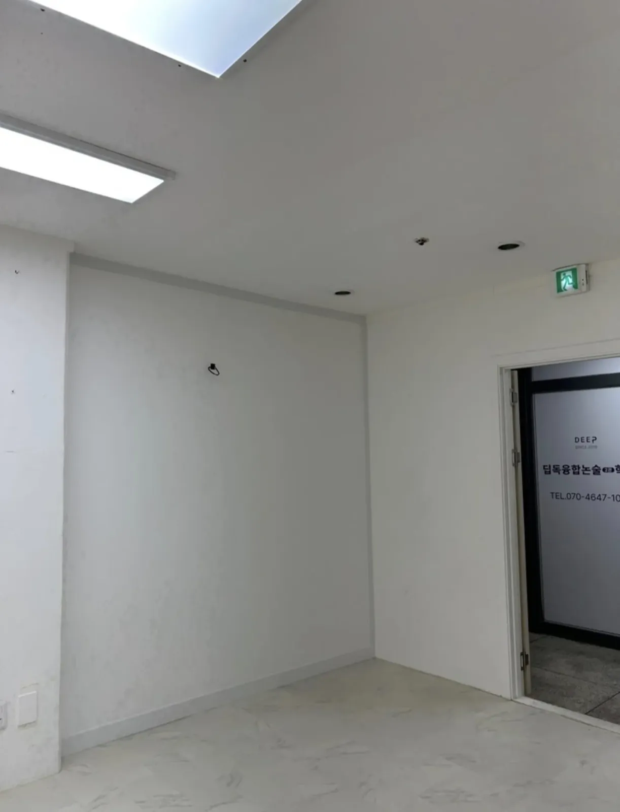 이음매 손상을 정리한 뒤 깔끔해진 벽 모서리